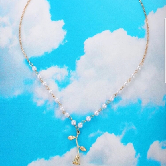 *Leighton* Pearl and Rose Necklace - Picture 5 of 5